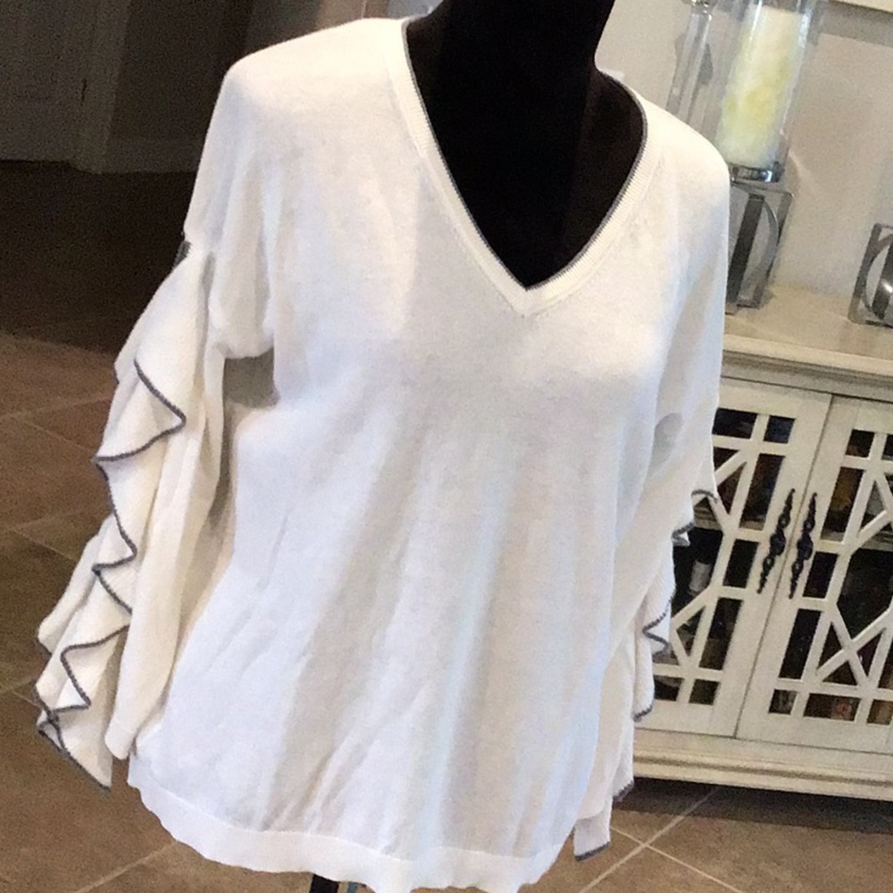 Label + thread v neck knit top, ruffle sleeves w/ buttons, off white/gray, S